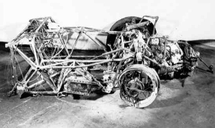 1. Pierre Levegh và 83 khán giả: Tai nạn thảm khốc nhất trong lịch sử đua xe. Năm 1955, Levegh tham gia một cuộc đua tại Le Mans. Chiếc xe của Levegh lộn nhào và văng lên trên không trước khi những bộ phận của xe bị bật ra và rơi về phía các khán giả. Levegh bị văng khỏi xe và chết ngay tại chỗ vì chấn thương sọ não, trong khi các bộ phận của xe bắt lửa và khiến 83 khán giả thiệt mạng. Trước khi chết, Levegh vẫn kịp giơ tay lên để cảnh báo cho người phía sau, Juan Manuel Fangio, tránh khỏi vụ tai nạn, và nhờ thế một sinh mạng được cứu sống. Fangio sau này trở thành huyền thoại F1 với 5 lần vô địch.